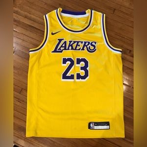 Lakers James #23 (Nike youth medium)